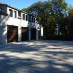 Entrée de garage en pavé-uni
