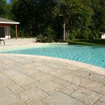 Pavé-uni autour de la piscine