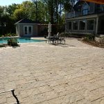 Pavé-uni autour de la piscine