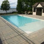 Pavé-uni autour de la piscine